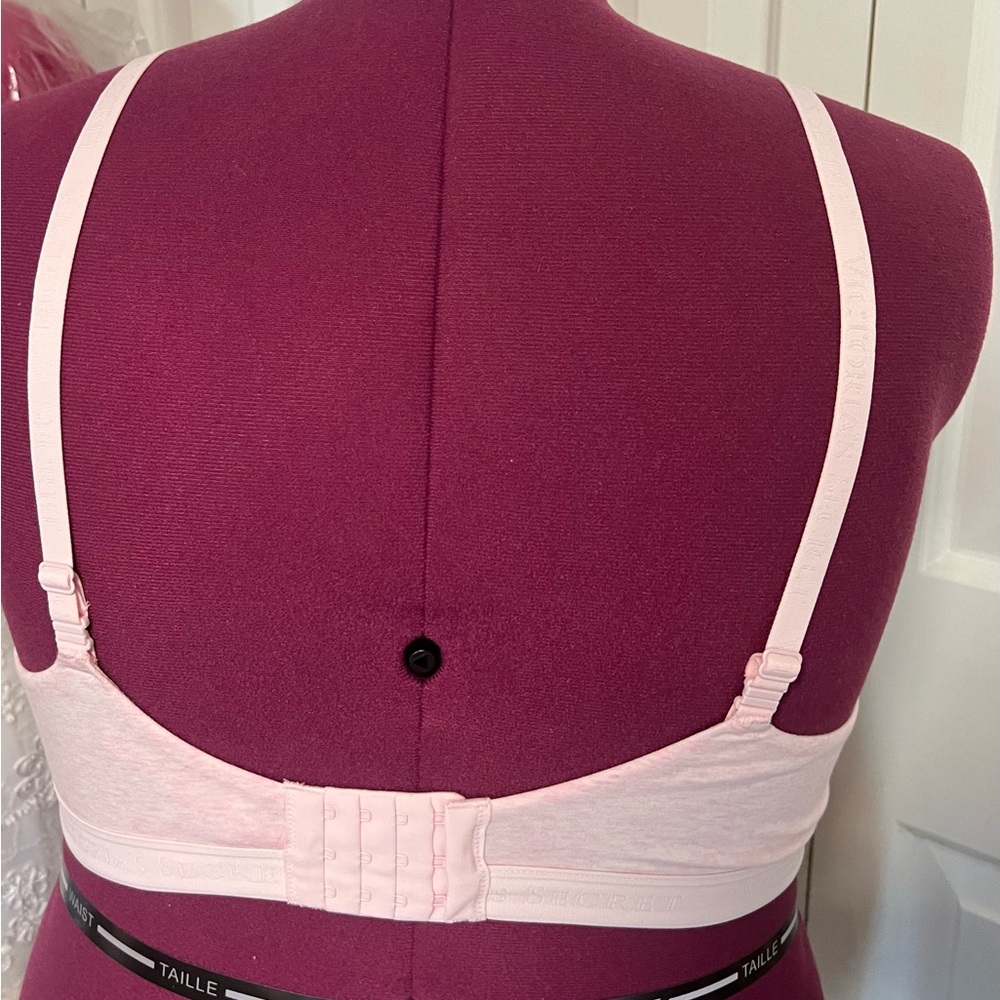 THE T-SHIRT Victoria’s Secret 40C
Lightly Lined Wireless Cotton Bra - Picture 6 of 13